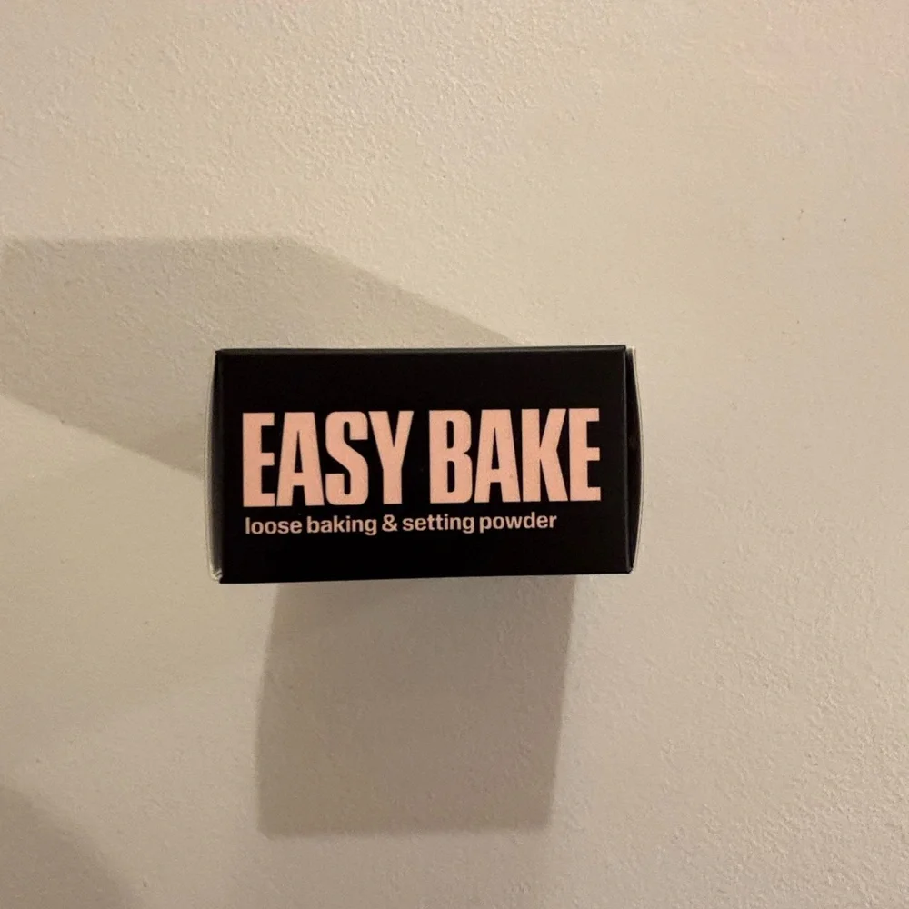 HUDA BEAUTY Easy Bake Loose Powder - Black and Pink - Picture 3 of 9